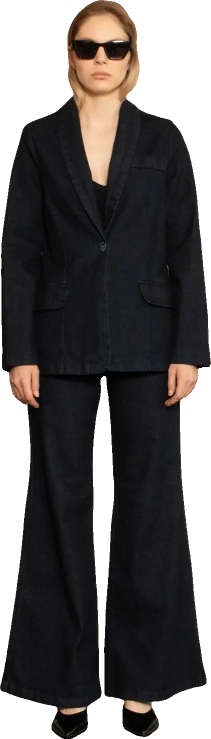 Look de Décadas: blazer y pantalón en denim oscuro